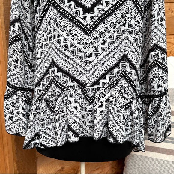 ABOUT A GIRL Black & White Chevron Graphic Asymmetrical Long Sleeve Blouse Sz L - Picture 7 of 13